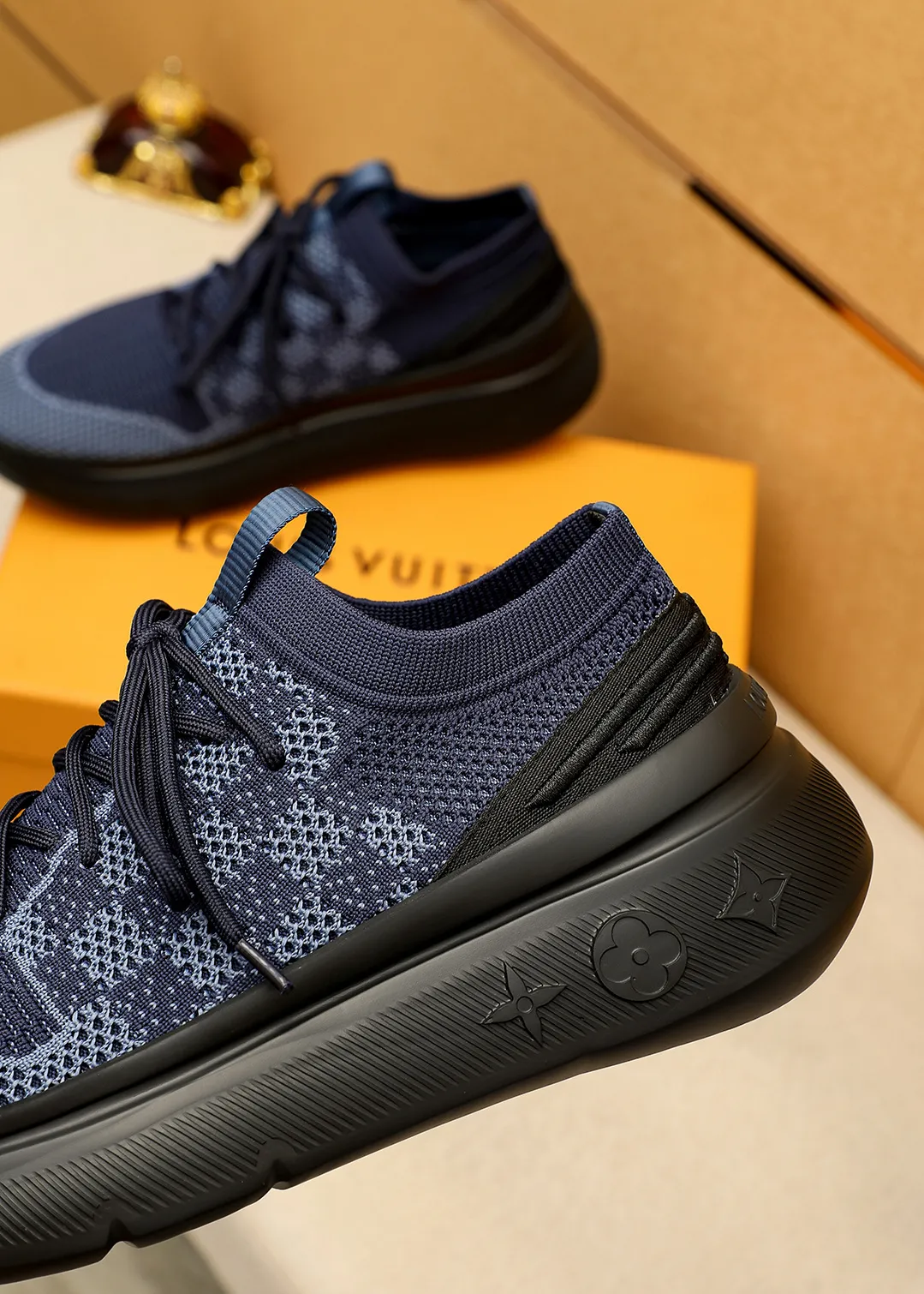 Men's men's shoes 💰480💐 Louis Vuitton Louis Vuitton 2025 new four-season lace-up series! The complex fly-knitting process for shoe uppers is now on the market. The counter has LV shape embossed stitching with original patterns, original raw materials, fabrics, and original fly-knitting! The inside is original and customized! 1:1 outsole mold opening! Foam outsole! 38-44 (45 customized)